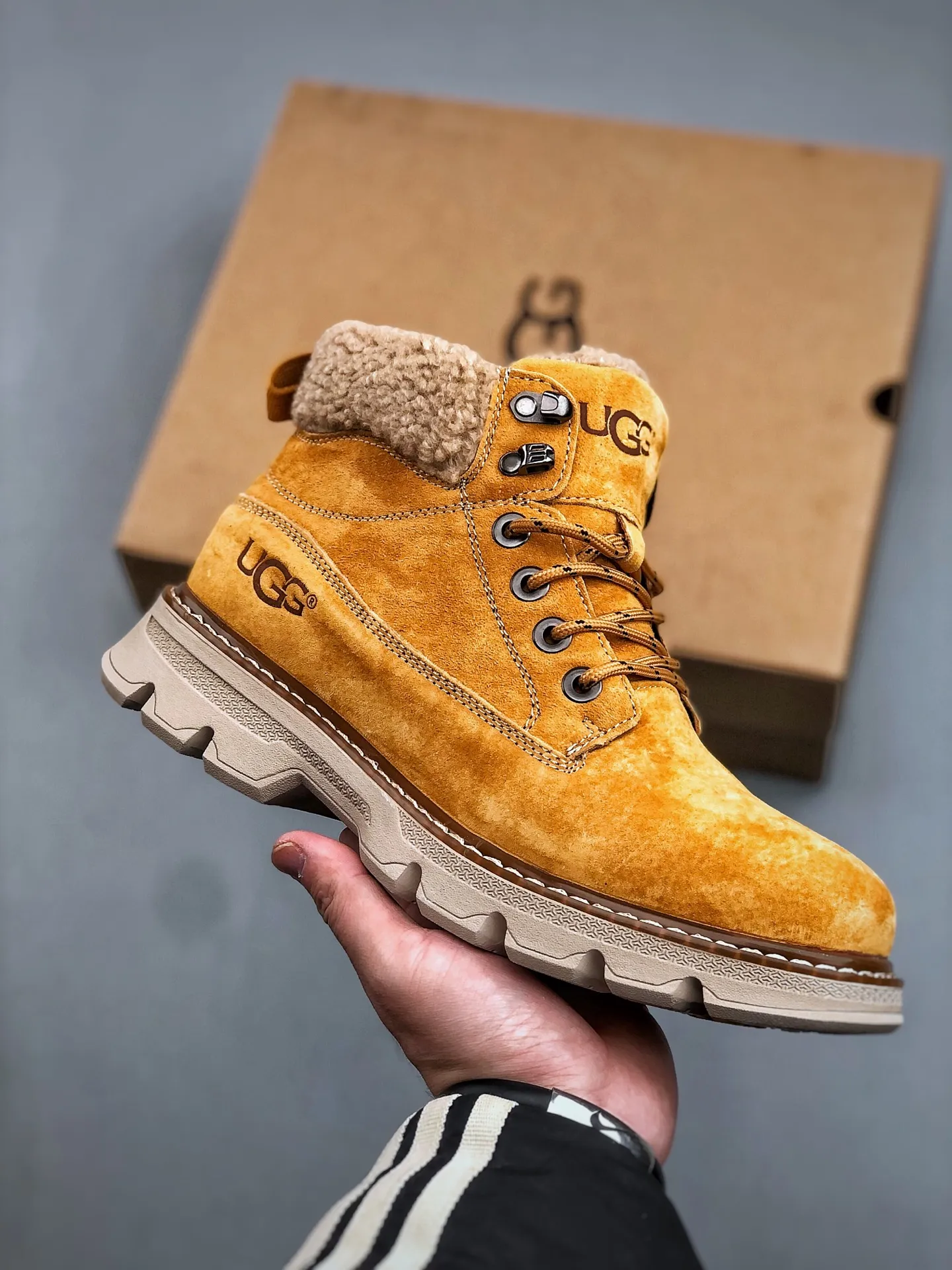 Welfare special price 💰480 UGG new autumn and winter products (lamb wool integrated lining, warm and heat-locking 🔥) must-have outdoor mid-top casual Martin boots snow boots series #Guangdong Dachang quality Autumn and winter new fashion trend matching The fabric is imported from Italy frosted cowhide. The whole shoe is made of genuine cowhide material. The outsole and hardware are all made from OEM raw materials. Good products do not kill pigs. The quality of the first order is strictly controlled and the entire set is packaged uniformly on the official website. Special products for outdoor use to protect against the cold this winter. A must-have for stylish men who can wear them casually every day‼ American affordable luxury brand [UGG] Tasman Weather Hybrid Tasman hybrid series mid-top lightweight casual Martin boots. Size: 39-44 (one size larger than sports shoes).